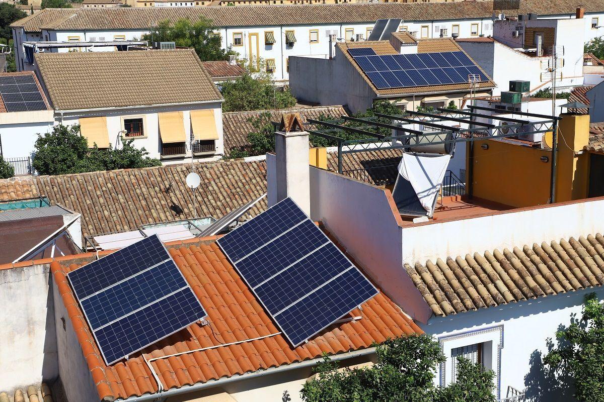Placas solares instaladas en tejados de la ciudad de Córdoba