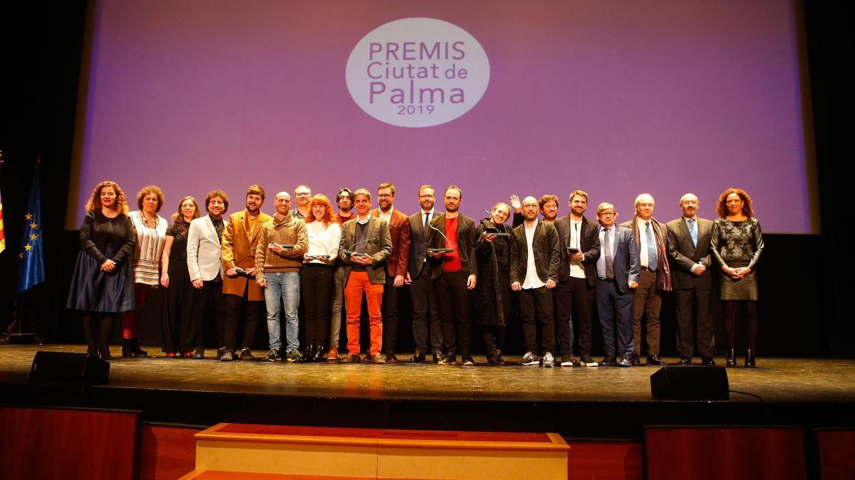 Entrega de Premis Ciutat de Palma los ganadores en una edición anterior junto a las autoridades.