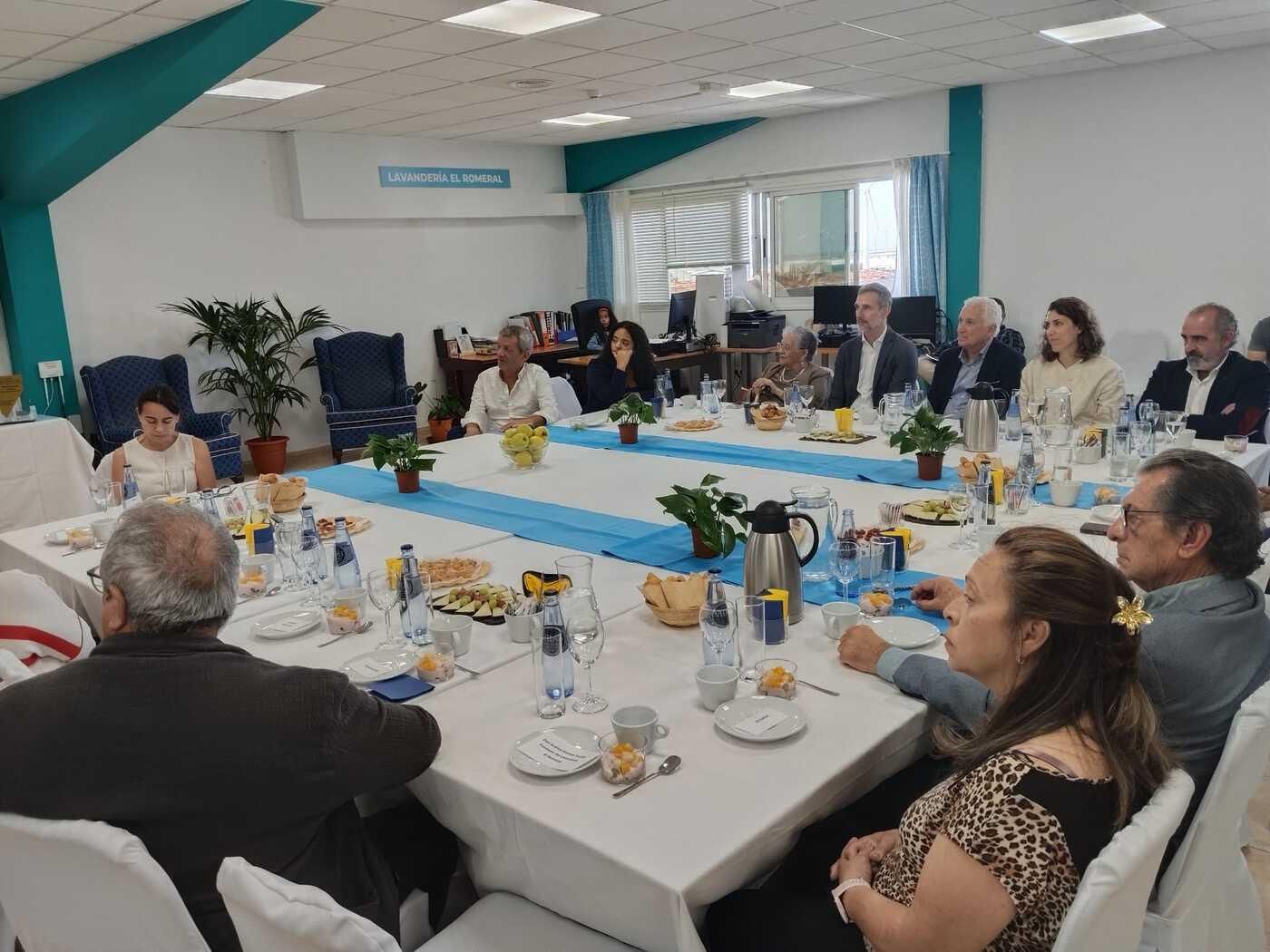 El presidente de Canarias, Fernando Clavijo, visita la lavandería Romeral