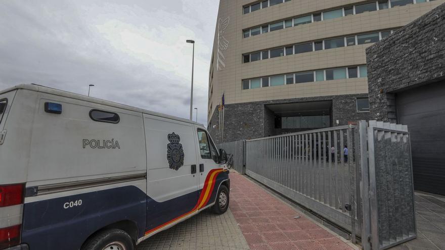 Un furgón de detenidos de la Comisaría intenta acceder a la Ciudad de la Justicia, donde tendrá lugar la vista. | ANTONIO AMORÓS