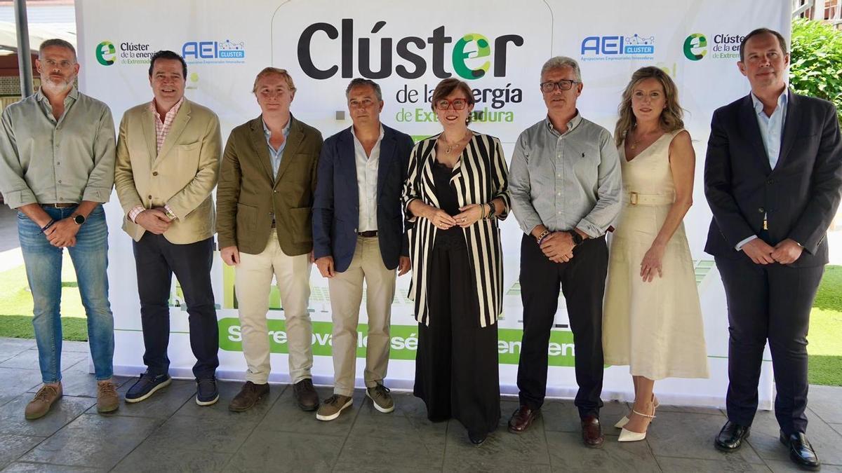 Representantes institucionales y sectoriales en el foro del Clúster de la Energía de Extremadra, este martes.