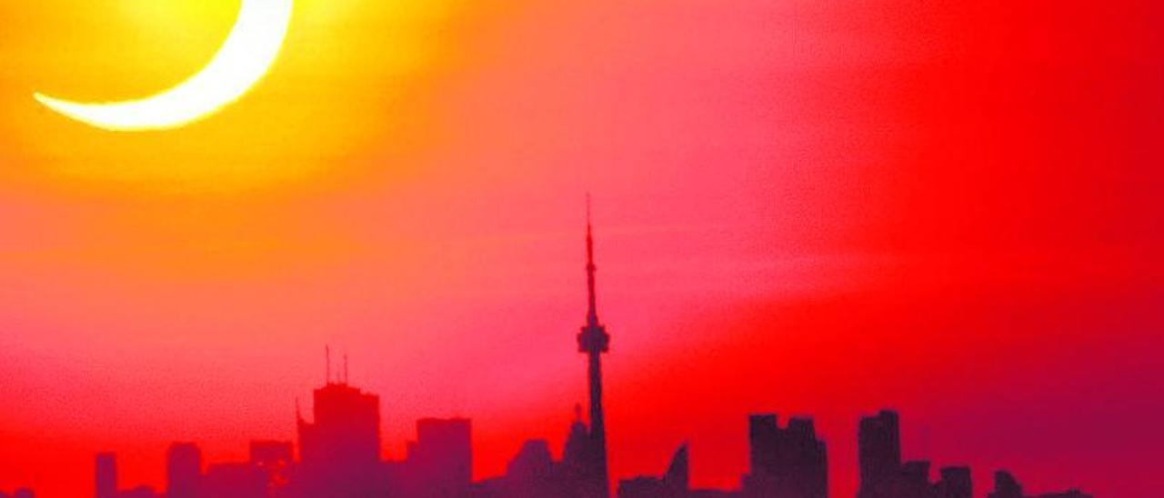 Un eclipse parcial de sol sobre el ‘skyline’ de Toronto (Canadá) el año pasado.