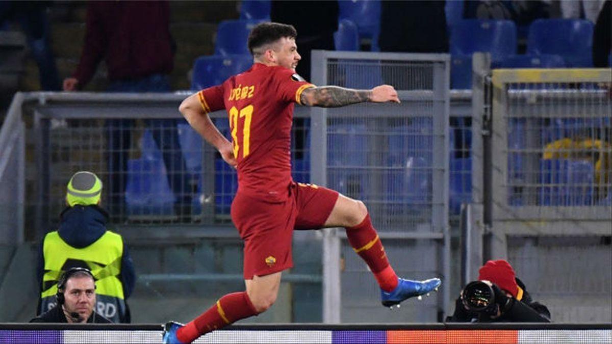 Carles Pérez celebra un gol con la Roma.