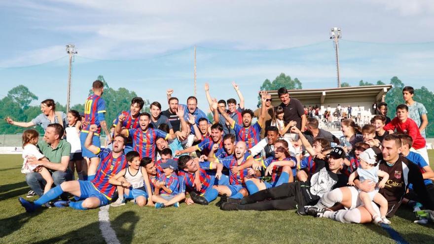 Los jugadores del Pontellas celebran su ascenso esta temporada. // J. Lores