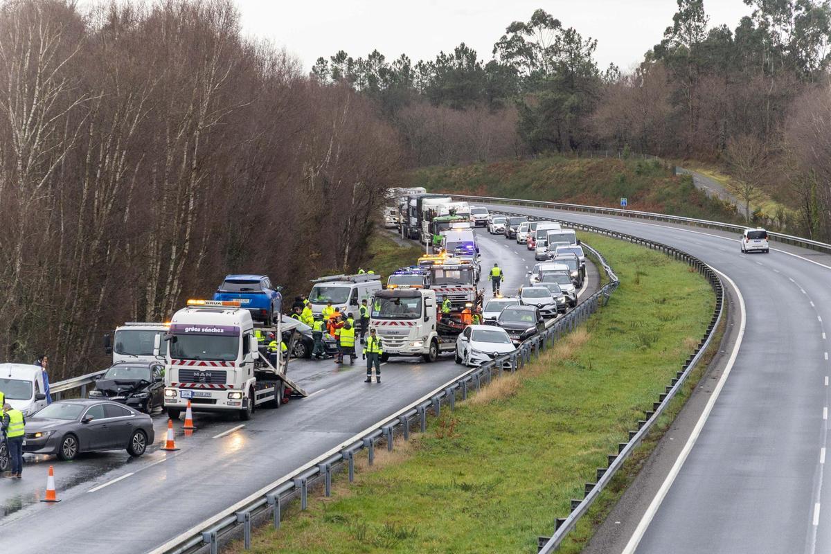Un accidente múltiple obliga a cortar la AP-9 en sentido Santiago