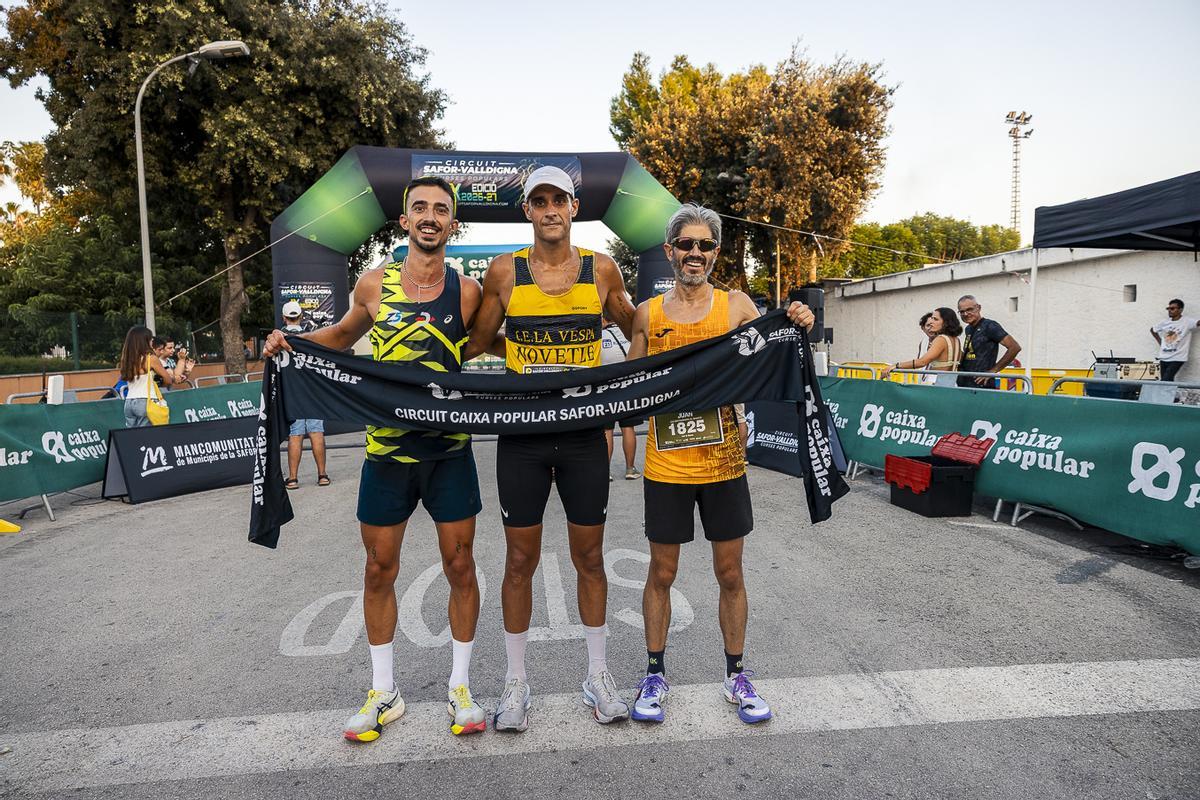 El podio masculino tras la carrera del pasado viernes en Almoines