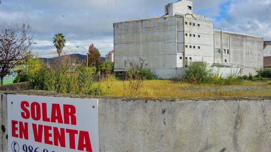 Solar en las traseras del edificio judicial de O Cavadelo que propone Alberto Varela para la ampliación. |  // IÑAKI ABELLA