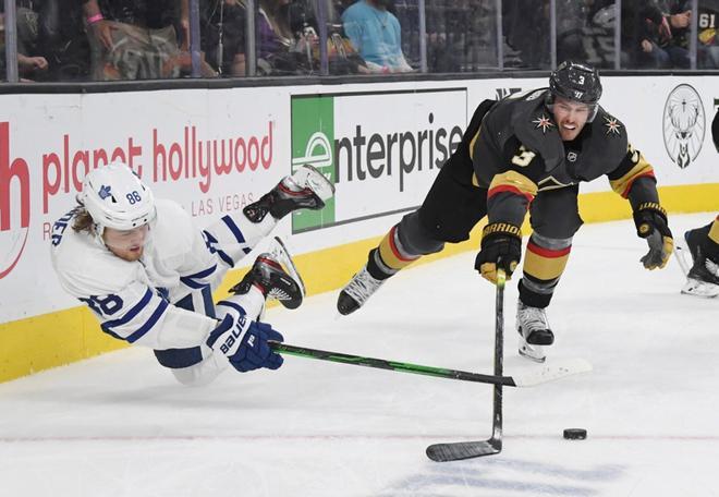 William Nylander de los Toronto Maple Leafs pasa contra Brayden McNabb #3 de los Vegas Golden Knights durante el partido disputado en el T-Mobile Arena en Las Vegas, Nevada.