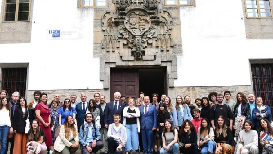 Foto de familia dos cincuenta alumnos e alumnas que participaron en ‘Galego sen fronteiras’ da USC / Santi Alvite