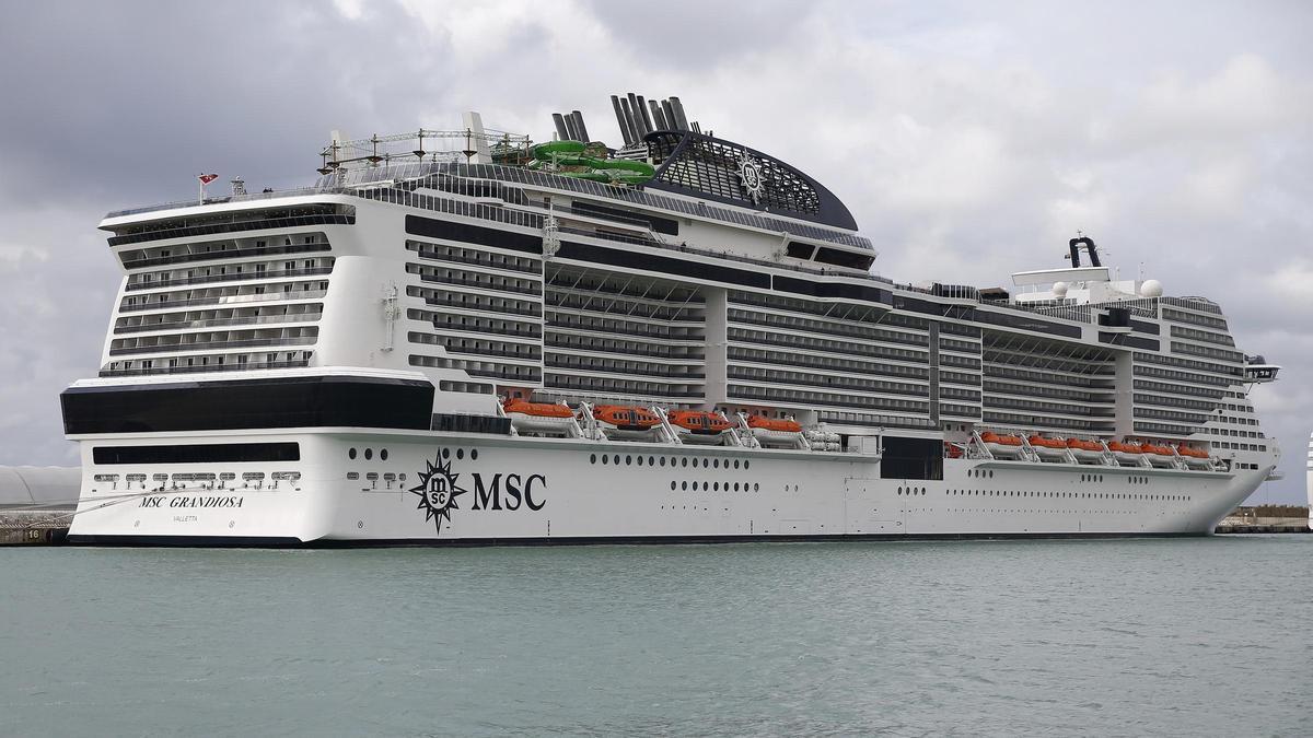 Die MSC Grandiosa musste am Freitag (7.1.) in Palma 15 Infizierte von Bord lassen.