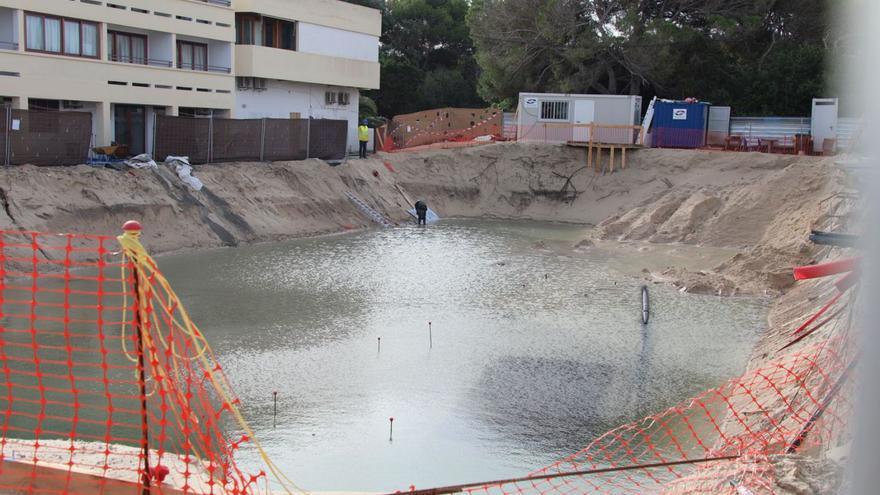 La promotora de unos apartamentos de lujo en Formentera sigue con los trabajos para asegurar la excavación