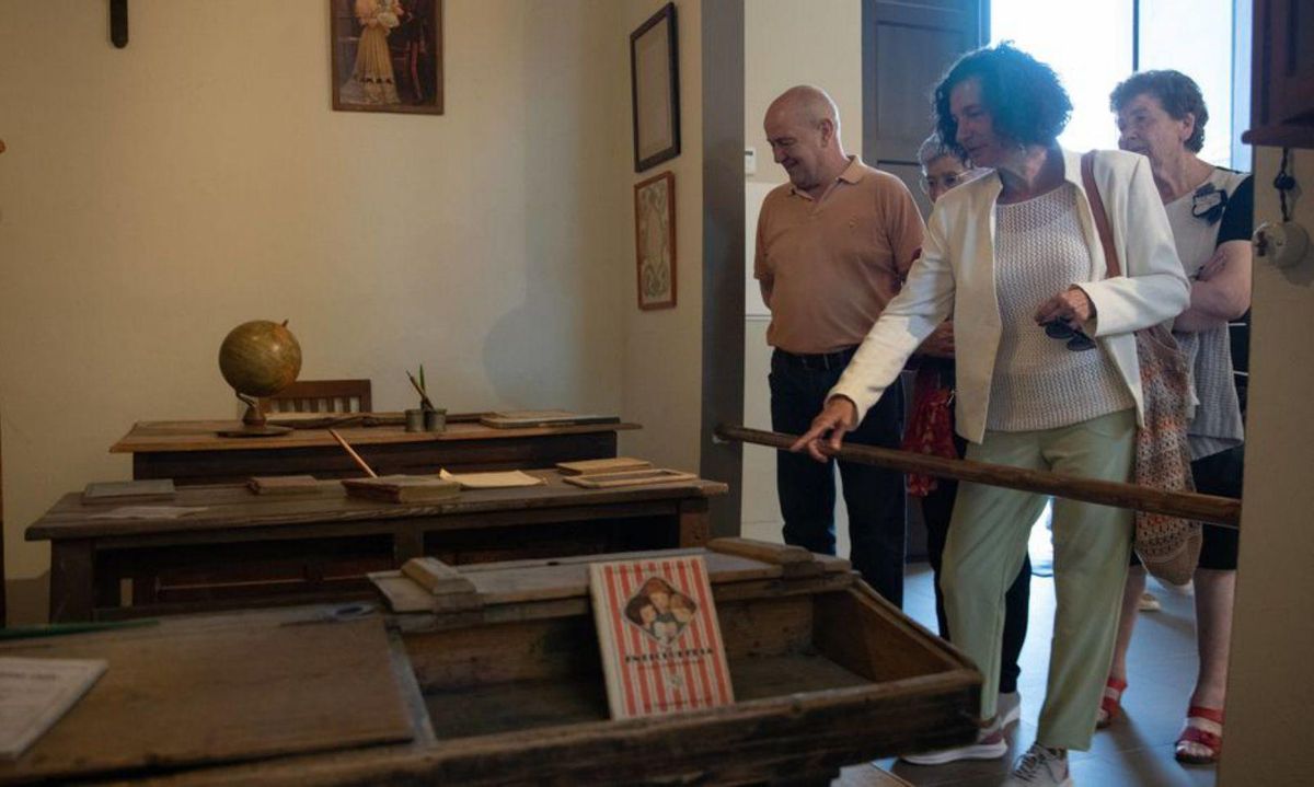 Una de las aulas que alberga el museo, con pupitres de madera. | MIGUEL ÁNGEL LORENZO