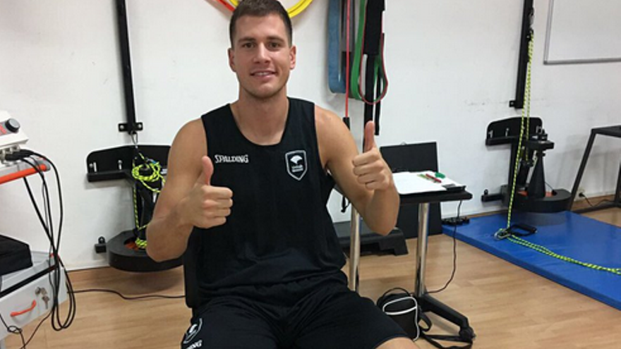 Nedovic, pasando el control médico en Málaga.