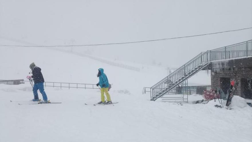 Dos esquiadores, ayer, en Pajares.