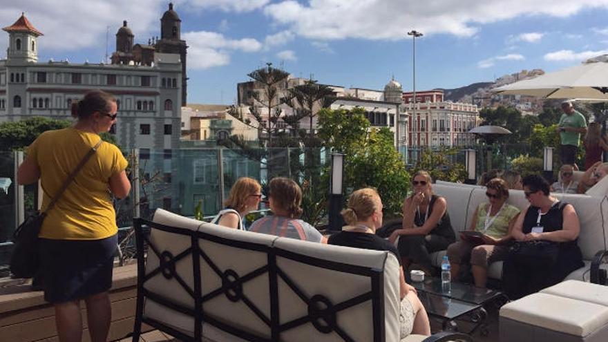 Un grupo de agentes observan Vegueta desde una terraza de Triana.