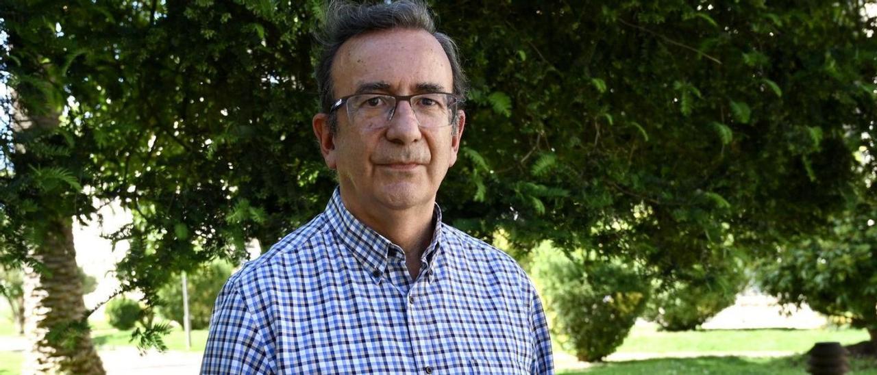 Rafael López Torre con el nuevo libro “Pontevedra, ciudad encantada”, en las Palmeras.