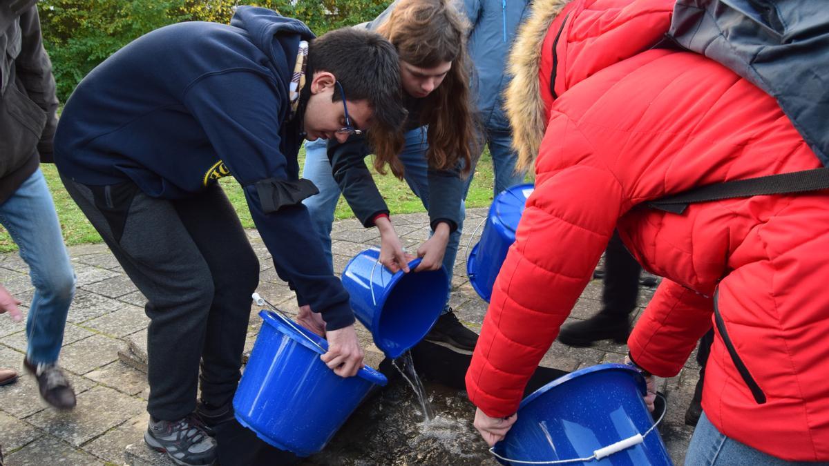 Los estudiantes realizan uno de los experimentos para comprobar el drenaje de baldosas ante inundaciones.