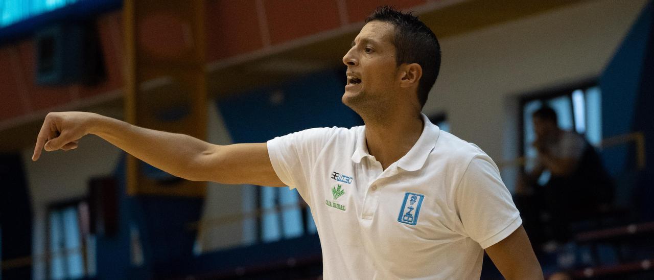 Saulo Hernández da instrucciones a sus jugadores desde el banquillo durante un partido del Zamora Enamora.