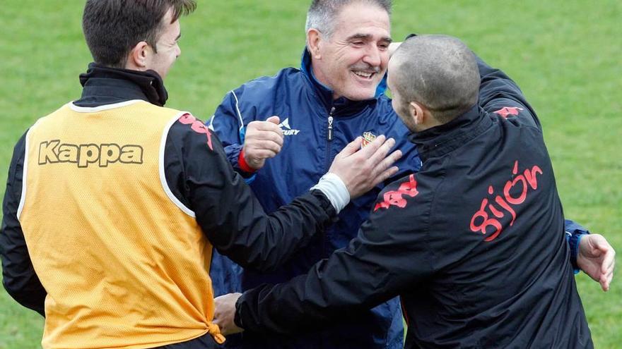 Paco Herrera saluda a López Garai y Cristian Bustos en Mareo.