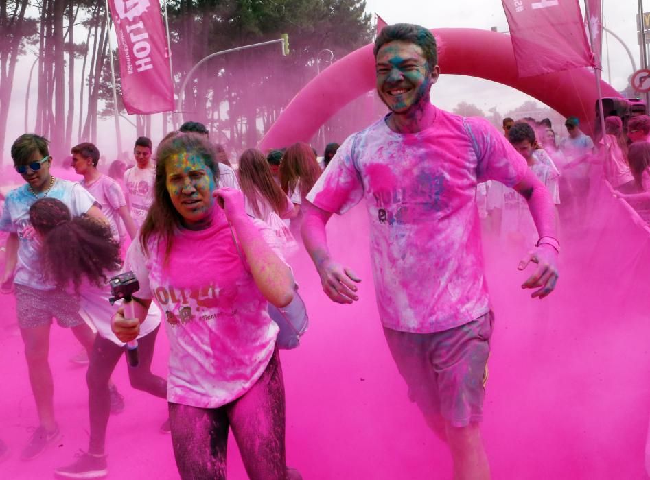 Miles de "corredores" participan en una nueva edición de la Holi Run en Vigo