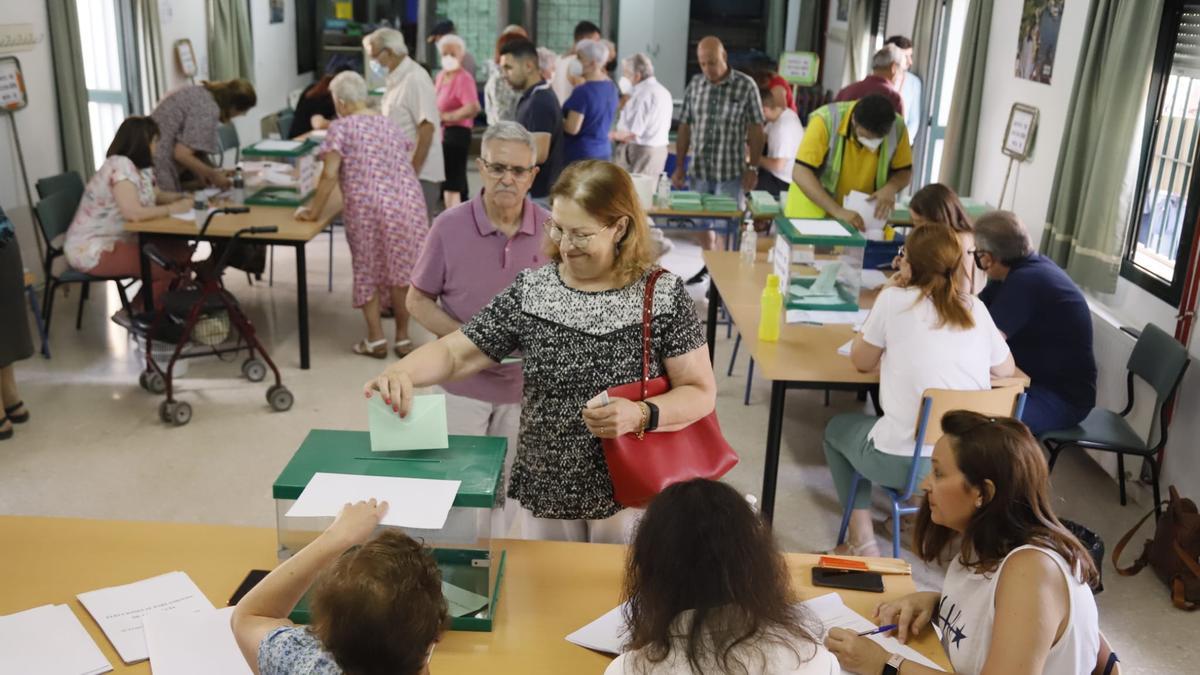 Votos a primera hora de la mañana en el colegio Al-Andalus.