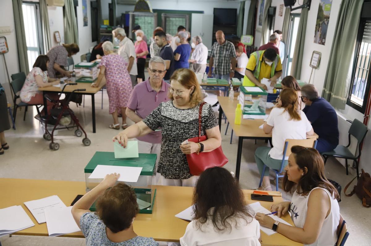 Votación en un colegio electoral cordobés.