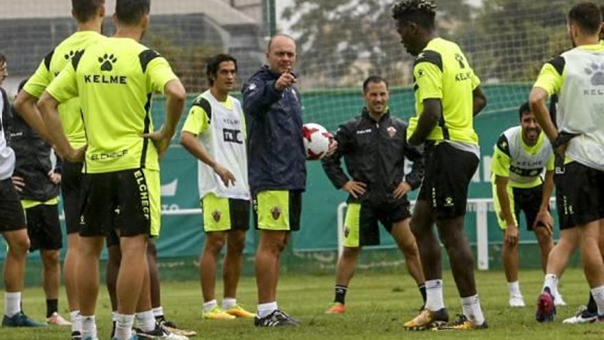 Mir dando instrucciones en el entrenamiento de ayer.