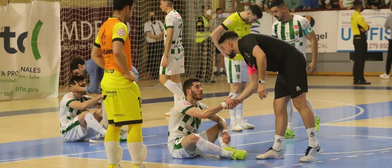 Los jugadores del Córdoba Futsal, abatidos tras la derrota ante el Manzanares.