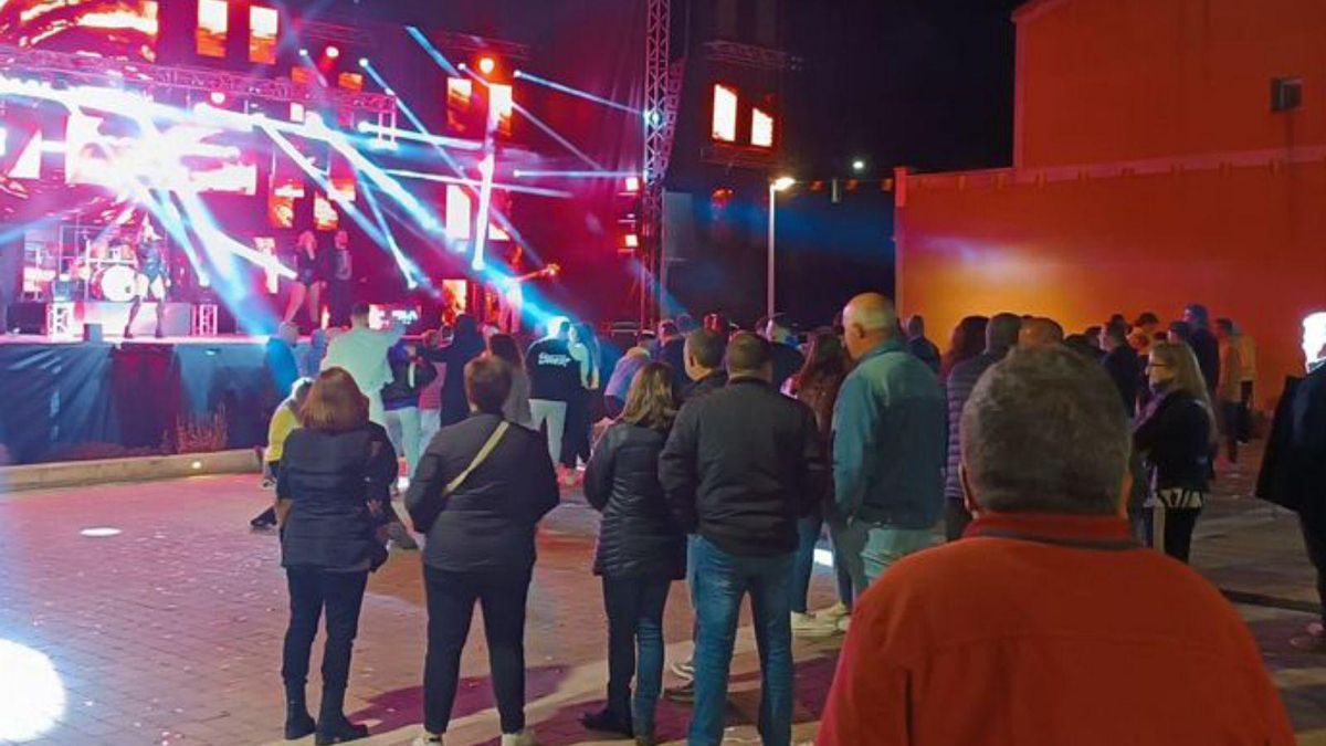 Los vecinos disfrutan de la última verbena popular alistana de este año. | Ch. S.