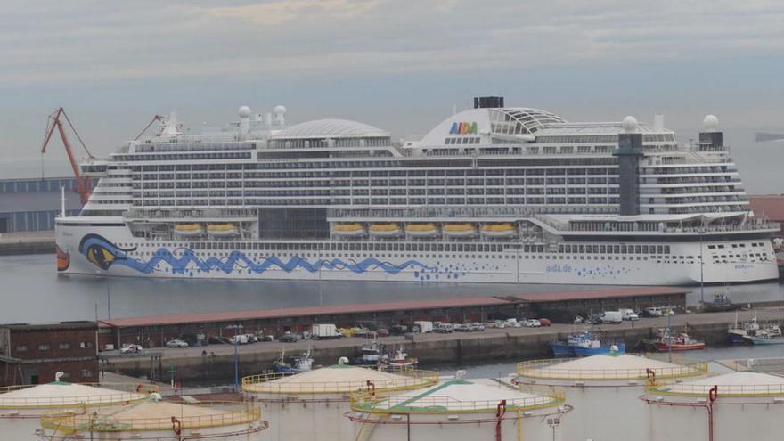 El crucero «Aida Aurea», atracado en El Musel, el pasado lunes. | Marcos León