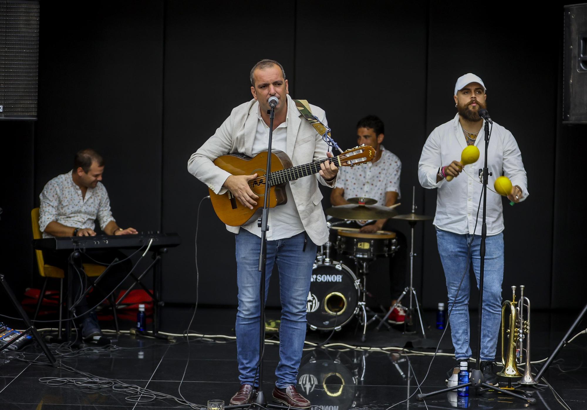 El cantante finalista del programa La Voz, Javi Moya y su grupo de pop flamenco ameniz� la zona Business de Tendido �nico en el ADDA.jpg