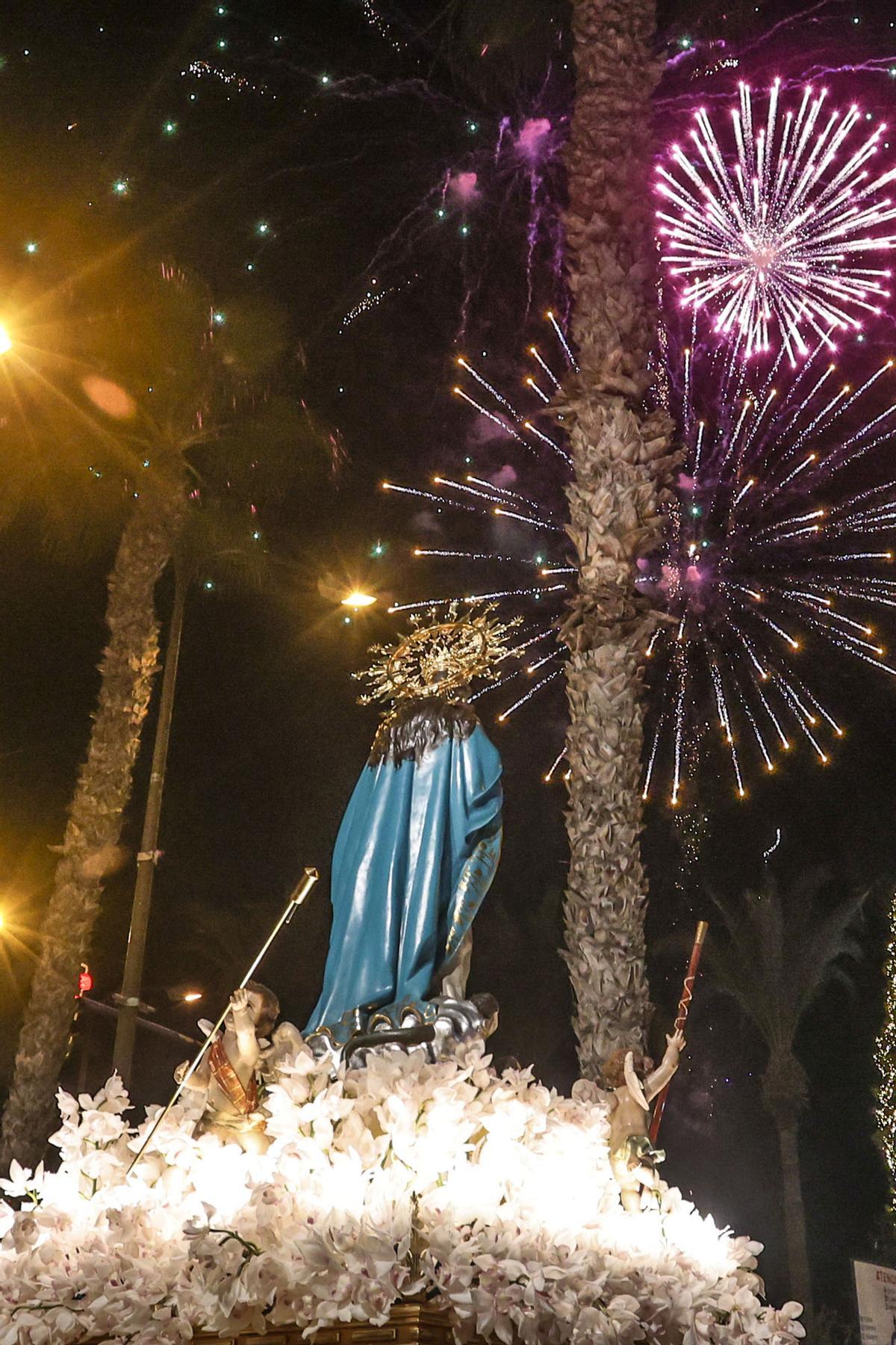 Momento en el que la Virgen mira al mar y se dispara un castillo de fuego artificiales