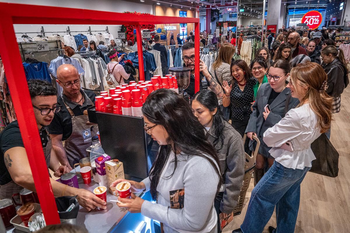 Furor y ofertas en el estreno de la primera tienda en Barcelona del outlet de grandes marcas TK-Maxx