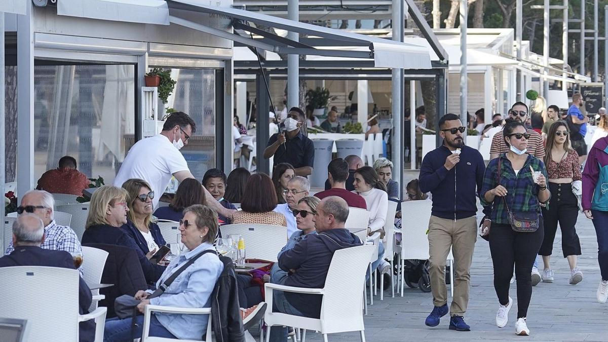 La terrassa d’un bar plena de gent durant la Setmana Santa a Platja d’Aro