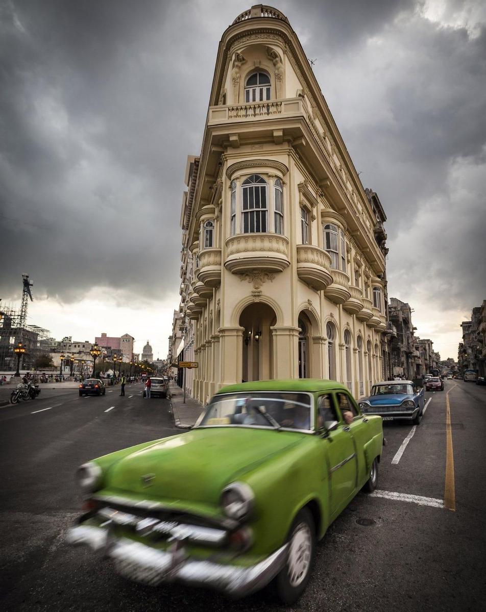 Típico &quot;almendrón” cubano (coche de los años 50) circulando por La Habana Vieja