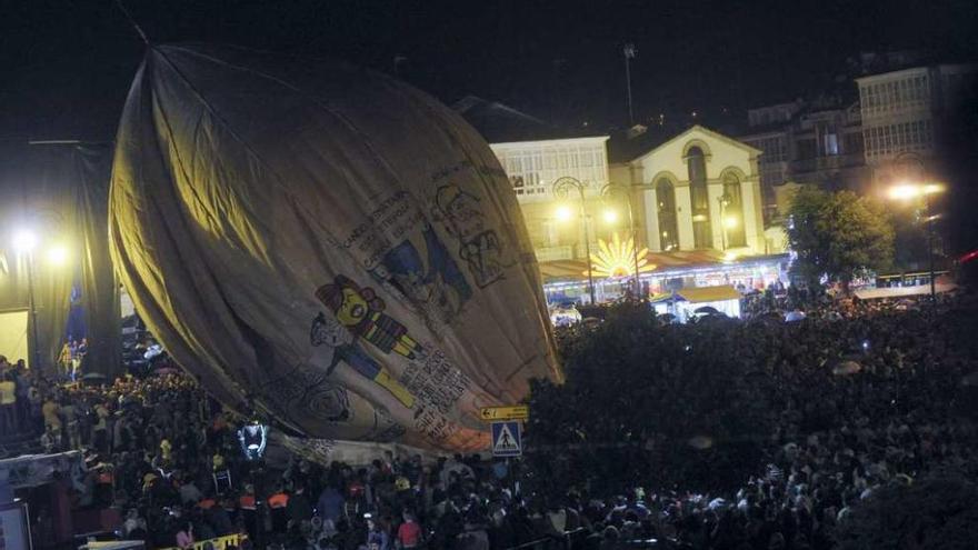 Lanzamiento del globo de San Roque en las últimas fiestas patronales de Betanzos.