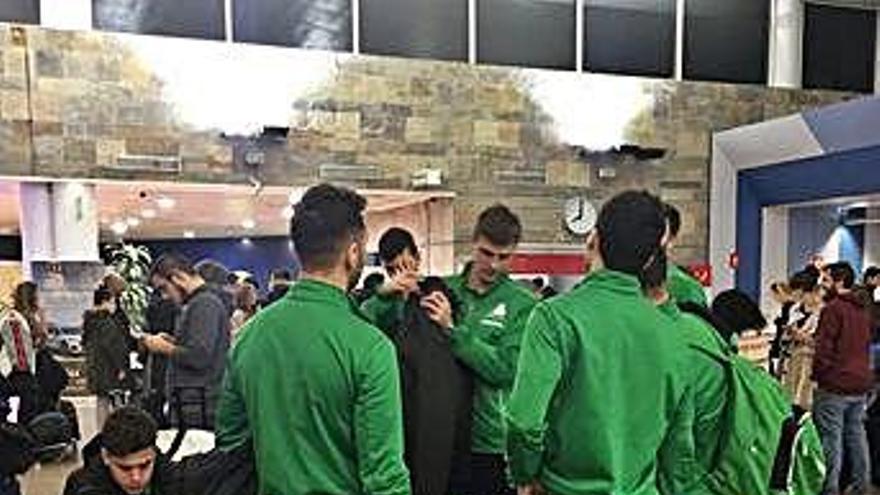 Los jugadores del Liceo, el sábado en el aeropuerto.