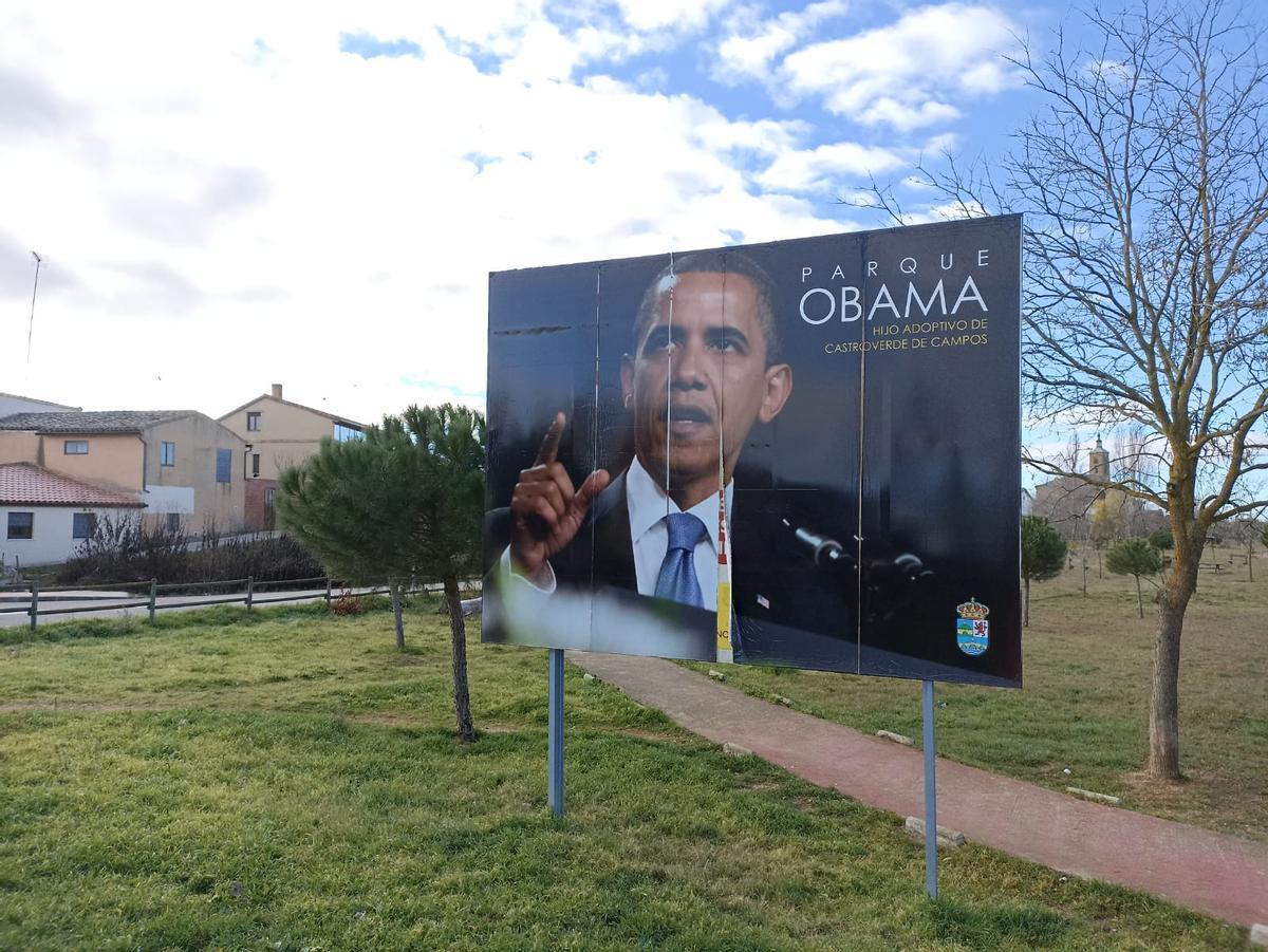Vista del cartel del parque dedicado a Barack Obama en el pueblo. 