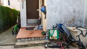 Exterior de la casa tras el levantamiento del cordón policial en Bellcaire dEmpordà.