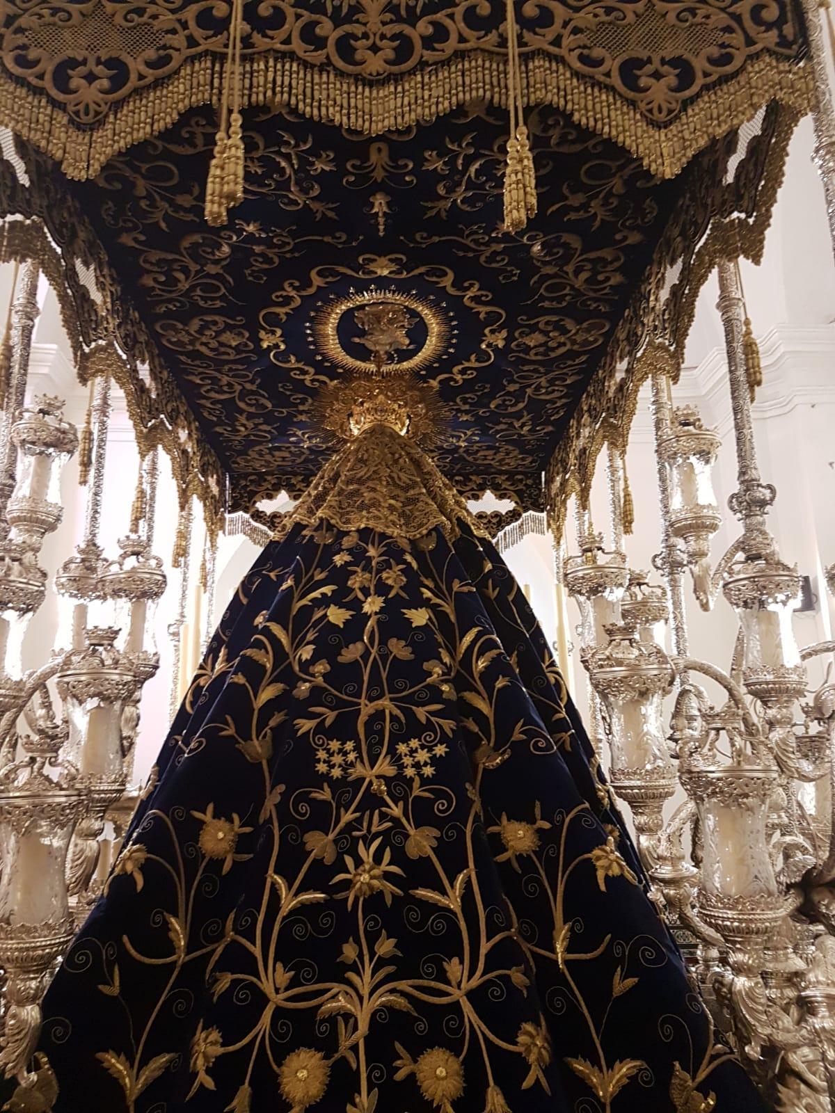 Manto y trasera del antiguo palio de la Virgen de los Dolores de Lebrija.