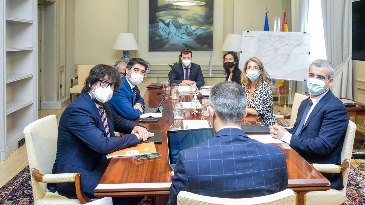 Mesa de negociación de la ampliación del aeropuerto de El Prat con Jordi Puigneró y Raquel Sánchez, el pasado 2 de agosto.