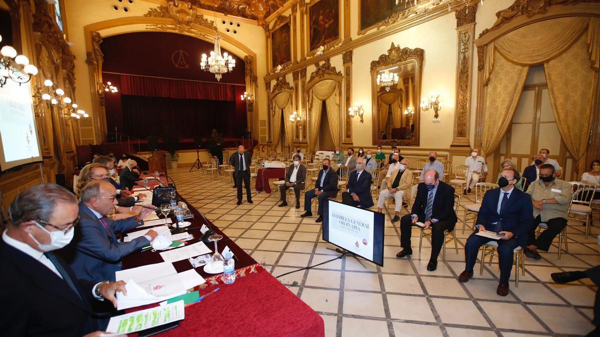 Asamblea general ordinaria del Real Círculo de la Amistad de Córdoba, en el salón Liceo de la entidad.