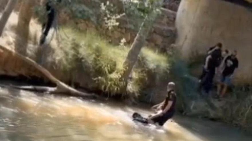 La Policía Nacional rescata a un hombre ebrio que estaba siendo arrastrado por la corriente del río Jalón