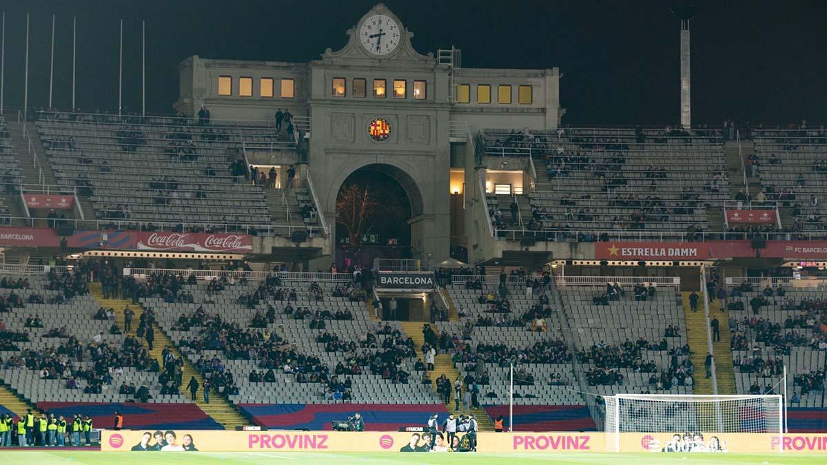 El FC Barcelona comunica a los espectadores en Montjuic la suspensión del partido ante Osasuna por la muerte del doctor del primer equipo Carles Miñarro García