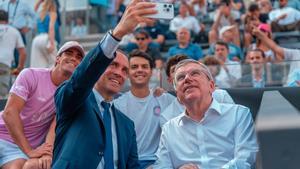 Carraro haciendo un selfie con Thomas Bach y algunso de los jugadores que les acompañaron