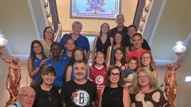 Torralba junto a las jugadoras del Club Ejea  de Baloncesto. | SERVICIO ESPECIAL