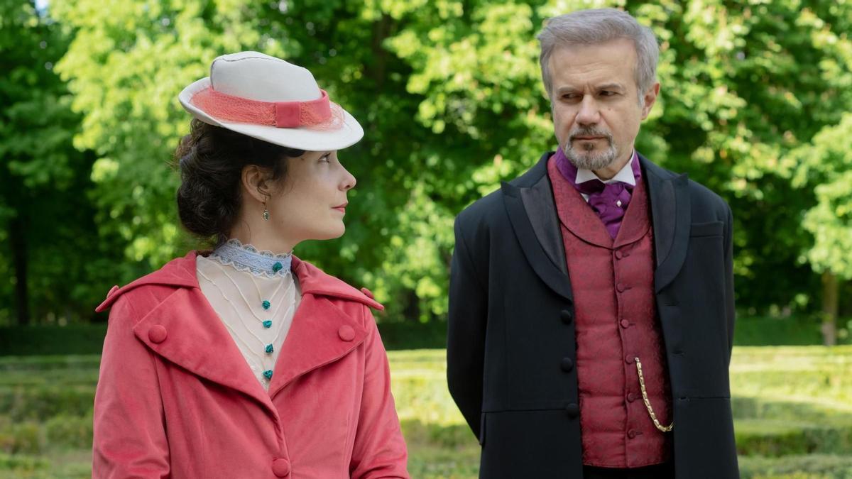 Nadia de Santiago y Tristán Ulloa, durante una escena de 'Manual para señoritas'