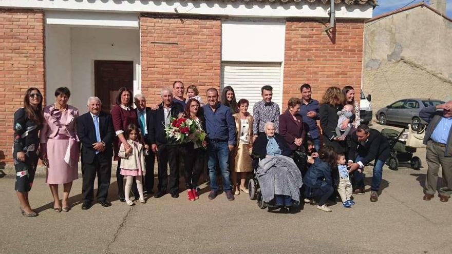 La homenajeada posa con vecinos y familiares durante el acto celebrado en Villanánar.