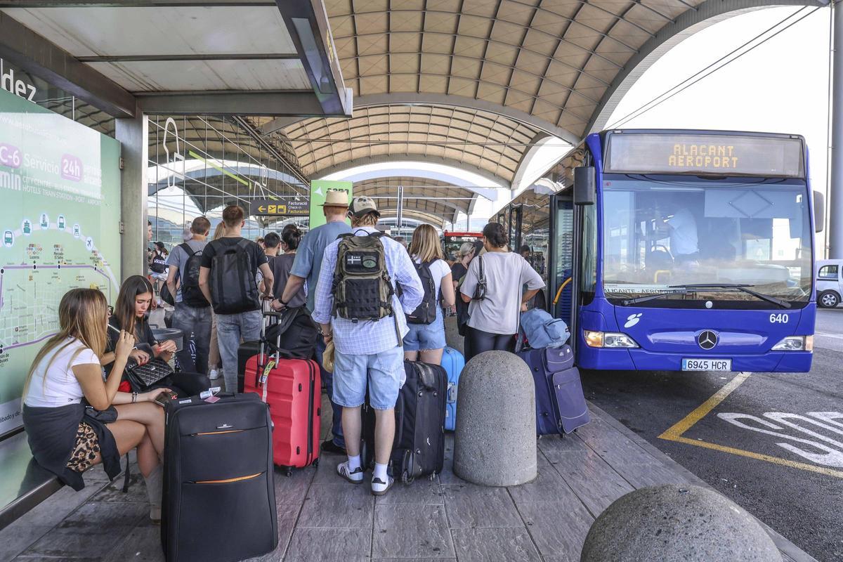 Mejoras en el autobús al aeropuerto para combatir la escasez de taxis y la falta de conexión ferroviaria