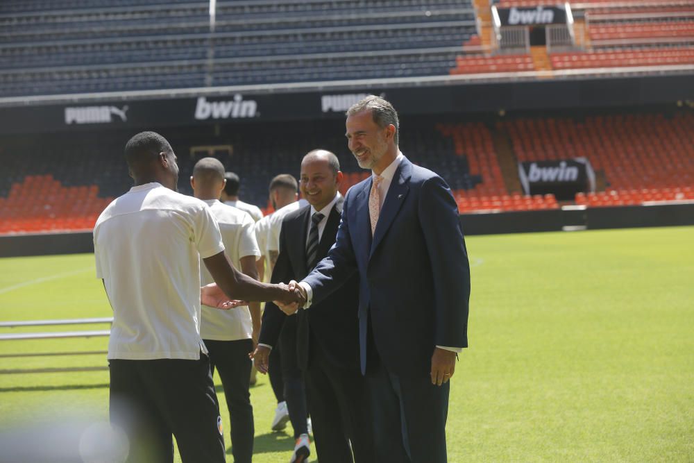 El rey Felipe VI felicita a la plantilla del Valencia CF por conseguir la Copa